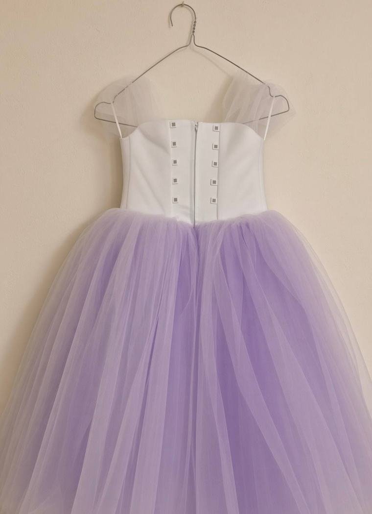 Fliederfarbenes Tüllkleid mit Knopfleiste am Rücken