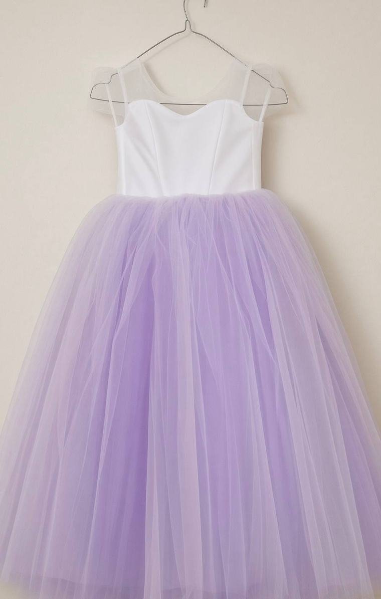 Helllila Tüllkleid mit Herzausschnitt und Flügelärmeln