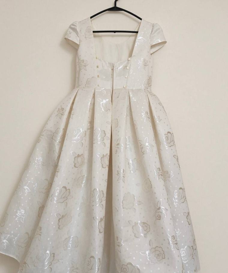 Cremefarbenes Festkleid für Kinder mit Goldstickerei