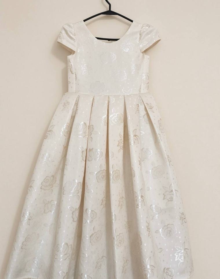 Cremefarbenes Kleid mit Goldmuster und Faltenrock