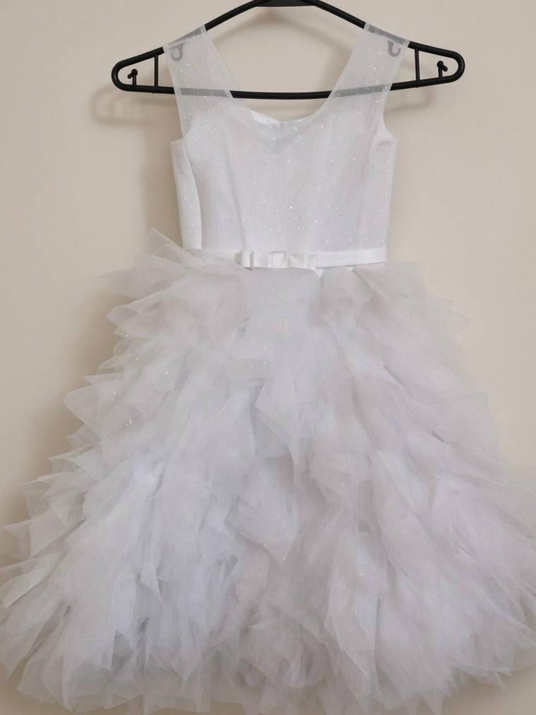 Weißes Kinderkleid mit gestuftem Volantrock