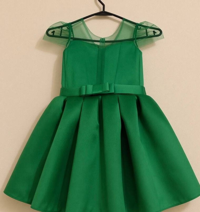 Grünes Kinderkleid mit Schleife und Faltenrock