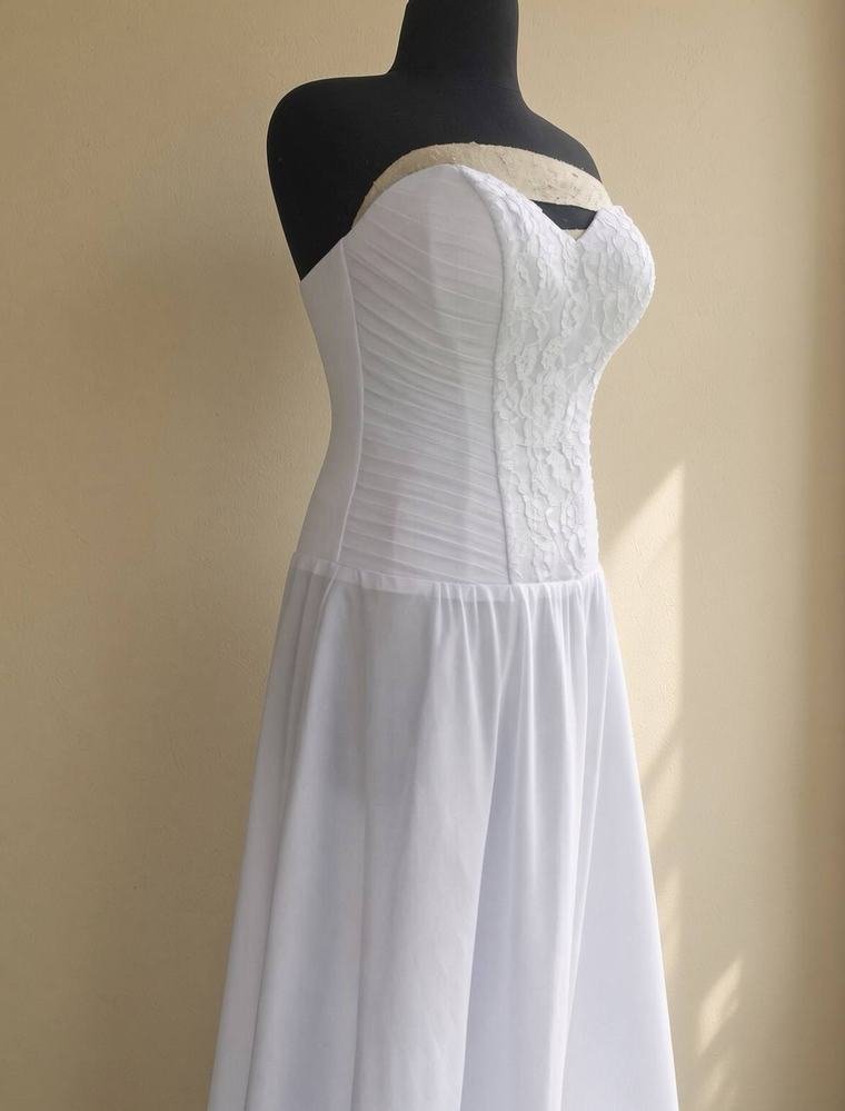 Kurzes weißes Brautkleid mit drapiertem Oberteil