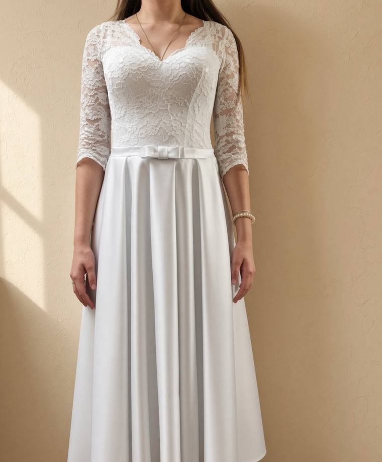 Weißes Brautkleid mit Spitzenoberteil und Dreiviertelärmeln