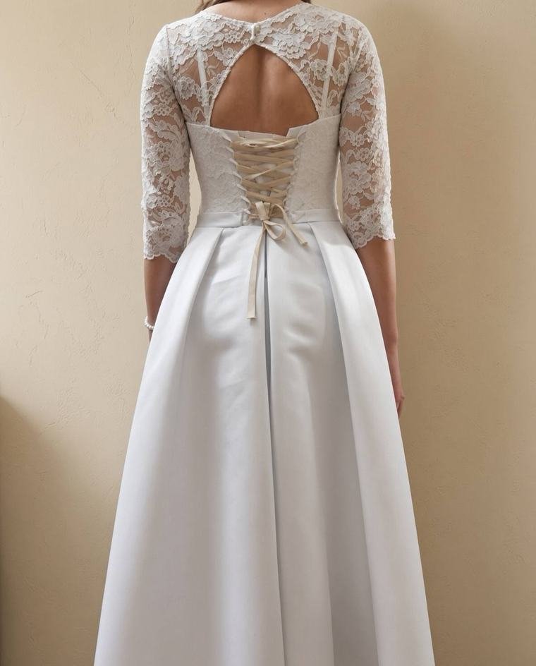 Satin-Brautkleid mit Spitzenrücken und Schnürung