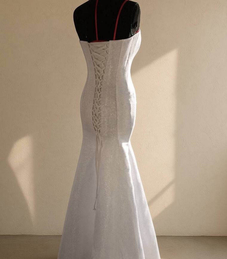 Meerjungfrau-Brautkleid von hinten, Knopfleiste am Rücken