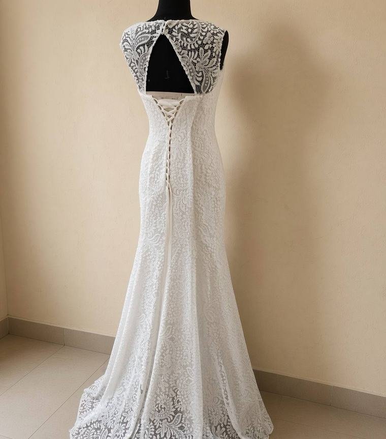 Spitzenbrautkleid mit offenem Rücken und langer Schleppe