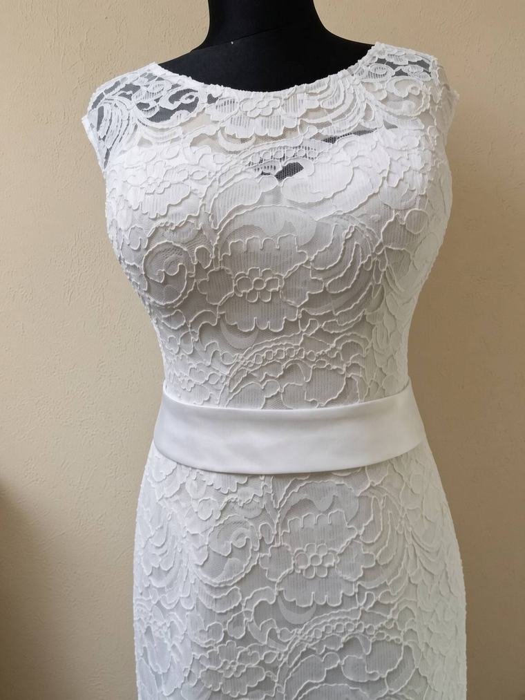 Spitzenbrautkleid mit Bootsausschnitt und schmalem Gürtel
