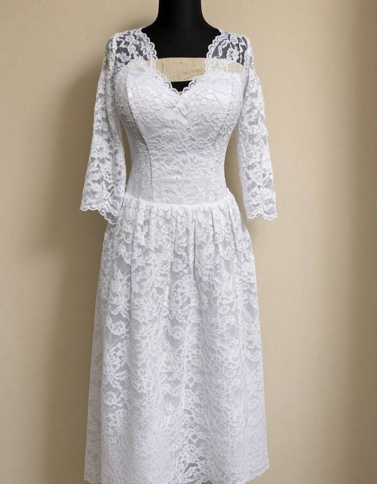 Kurzes weißes Spitzenkleid mit langen Ärmeln