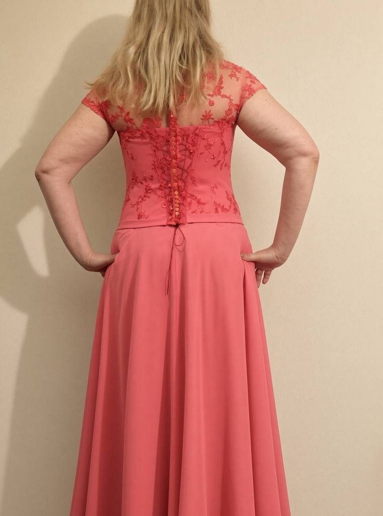 Korallfarbenes Abendkleid von hinten, Rückenschnürung