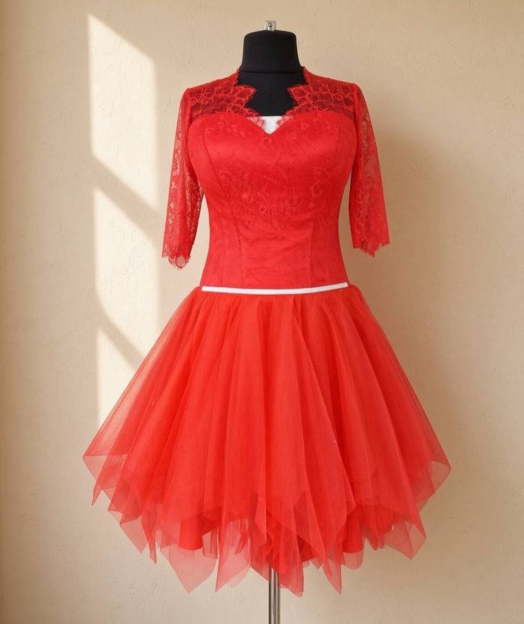 Rotes Spitzenkleid mit Tüllrock